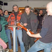 Bosanski psiho je občinstvu v Izoli predstavil novo zbirko, na kateri se jezne protestne pesmi 
prepletajo z nežnejšimi in intimnejšimi. 