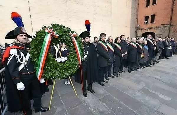 Ob mednarodnem dnevu spomina na žrtve holokavsta so 
danes tudi v Trstu pripravili več slovesnosti. Osrednji dogodek je bil v nekdanjem nacističnem taborišču Rižarna, kjer 
so predstavniki oblasti, združenj in različnih verskih skupnosti položili vence.