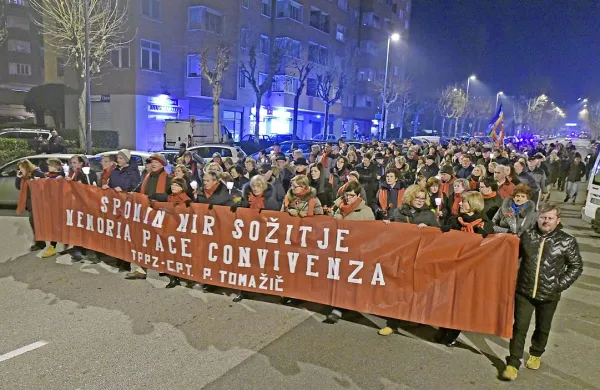 Pisana množica udeležencev z obeh strani meje se je z 
nageljni in svečami v rokah sprehodila od stadiona Grezar do 
Rižarne.