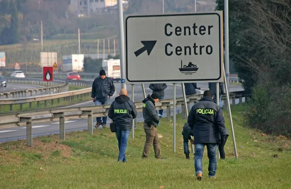 Številni kriminalisti po naših podatkih ob avtocesti niso našli 
tulcev nabojev po nedeljskem streljanju. 