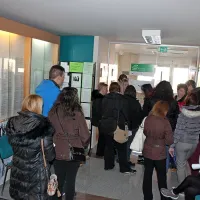 Na zaposlitvenem sejmu je največ kandidatov čakalo v vrsti 
pred pisarno, kjer so razgovori potekali s predstavnico 
podjetja Postojnska jama, ki bo letos zaposlovalo  več kot 
običajno zaradi odprtja prenovljenega hotela Jama. 