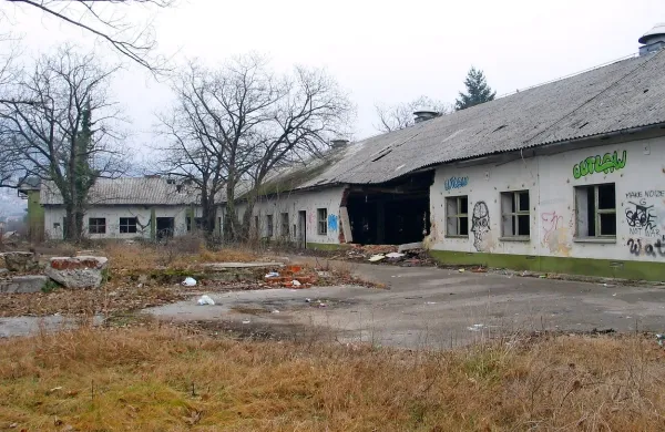 Direktor družbe Ronket pojasnjuje, da nimajo denarja, da bi 
razpadajoče hale vzdrževali. Tudi zato obsežno zemljišče 
prodajajo. 