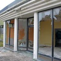 Zanemarjene stavbe  že dolgo motijo stanovalce, ki opozarjajo, da niso le neprijetne za oko, ampak tudi  nevarne. 