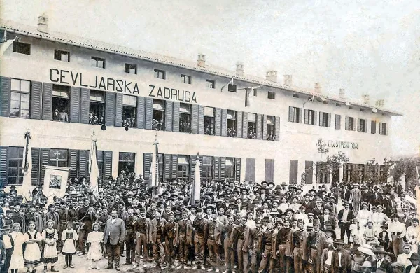 Čevljarska zadruga Miren je bila ustanovljena pred prvo 
svetovno vojno in je združila domače čevljarje.