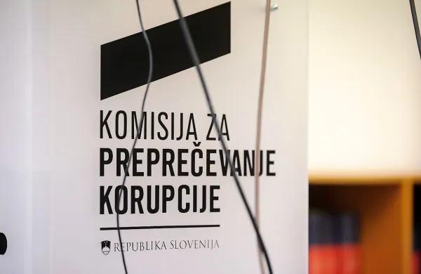 Tudi padec ugleda komisije za preprečevanje korupcije naj bi 
vplival na manj učinkovito odkrivanje korupcije.