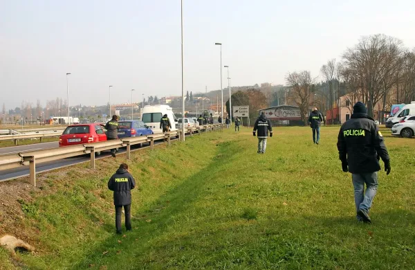 V ponedeljek so kriminalisti ob hitri cesti v kopru iskali sledi 
streljanja. 