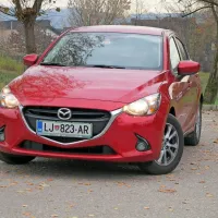 Eleganca in športnost v majhni steklenički ...