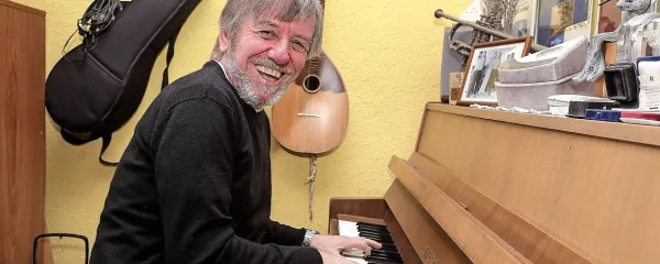 Slavko Ivančić za zdaj zapoje le za domačim pianinom, prej ali slej pa se namerava vrniti na odre. 