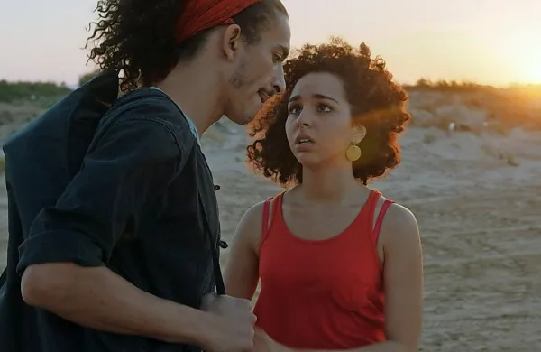              Francosko-tunizijski film Ko odprem oči govori o mladi 
uporniški tunizijski pevki pred arabsko pomladjo.