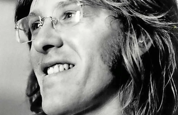 Umrl je ameriški kitarist, pevec in tekstopisec Paul Kantner, 
soustanovitelj zasedbe Jefferson Airplane.