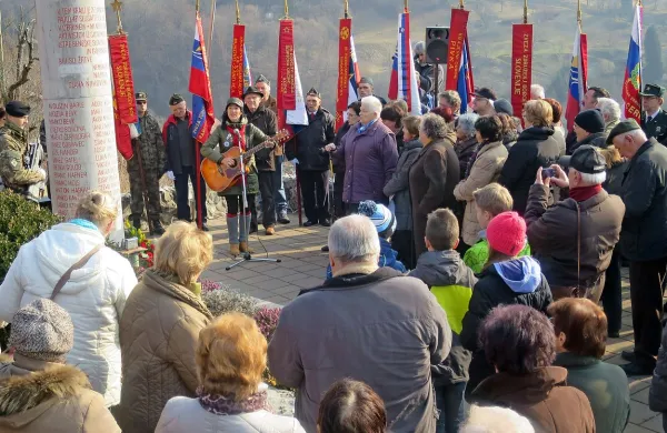    Na tradicionalni slovesnosti ob spomeniku na Brdcih so se 
poklonili  47 rosno mladim tečajnikom, ki so ji pobili leta 
1944.