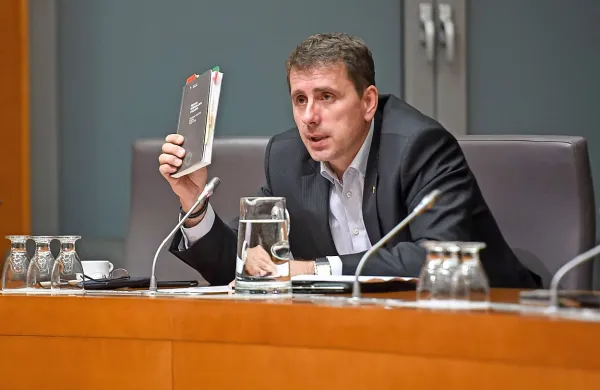 Dosedanji nepovezani poslanec Jani Möderndorfer je vstopil 
v SMC in njeno poslansko skupino. 