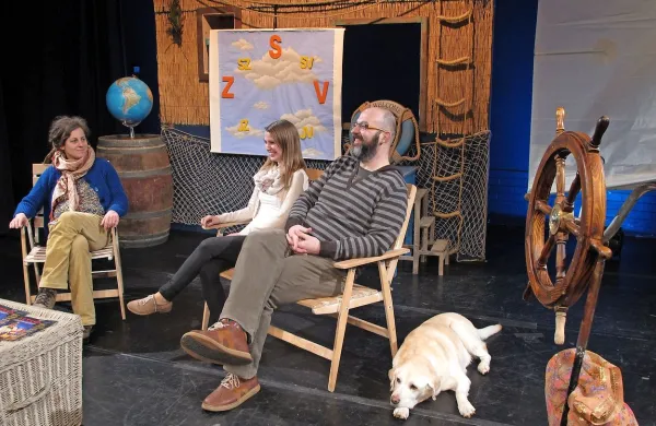 V pisani svet geografije in gledališča otroke vabijo (z leve) Renata Vidič, Vanja Korenč  in Gregor Geč. 

