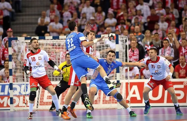Hrvaški rokometaši (v modrih dresih) so v sredo šokirali 
Poljake. Kako bo drevi s Španci?