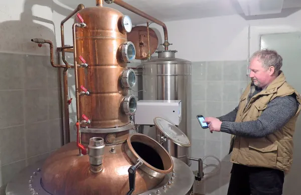 Superkotel olajša žganjekuho. Mogoče ga je  upravljati celo z mobilno 
aplikacijo.