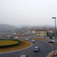 Mala kurišča na trda goriva, kakršnih je veliko tudi v mestih 
(na sliki novogoriška četret Grčna) so pri nas glavni vir celcev 
PM 10 v zraku. Promet je nasledji krivec povrsti. 