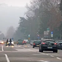 Žal megle v središču Nove Gorice in drugod na Goriškem v 
teh dneh ne sestavljajo le vodne kaplje.

