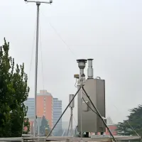 Odkar je meteorološka postaja na robu Nove Gorice opremljena z merilniki onesnaževal, se ve, kako zapacan zrak se 
tam diha pozimi. Kaj dosti ve od tega pa se ne zgodi.