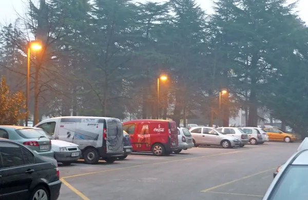 V Novi Gorici so namerili rekordno onesnaženost z delci PM 10, ki so 
škodljivi za zdravje. Rešitev? Urediti kurišča in zmanjšati promet.  
