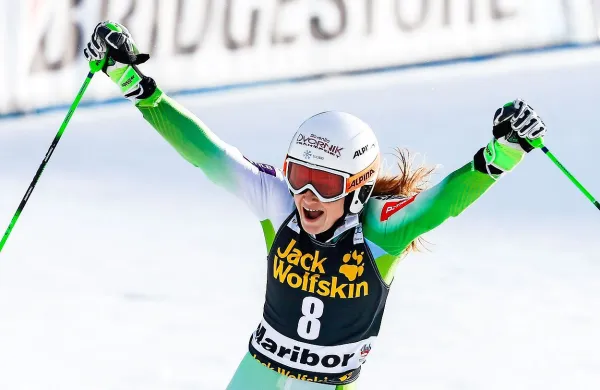 Na veleslalomu za svetovni pokal alpskih smučark v Mariboru, na že 52. izvedbi Zlate lisice, je za obilico nove dobre 
volje in nacionalnega ponosa poskrbela Ana Drev (na fotografiji), ki se je zavihtela na drugo mesto.