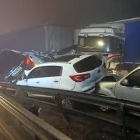 Ob 14. uri se je med Senožečami in Razdrtim v gosti megli 
zgodila  prometna nesreča, v kateri je bilo udeleženih več kot 
70 vozil.