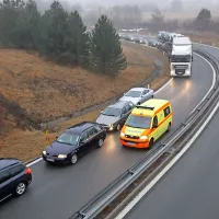 Zaradi nepravilnega razvrščanja vozil se reševalna vozila le s 
težavo prebijajo do kraja nesreče.