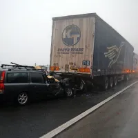 Okoli 14. ure je na primorski avtocesti med  Senožečami in  
Razdrtim prišlo do verižnega trčenja, v katerem je udeleženih 
več kot 40 vozil.
