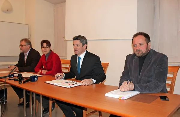Uresničevanje dogovorov glede vadišča Poček so  v Postojni 
predstavili (z leve) vodja ministrskega dela v koordinacijski 
skupini Miloš Bizjak, obrambna ministrica Andreja Katič, 
župan Igor Marentič in vodja občinskega dela v koordinacijski 
skupini Goran Blaško. 