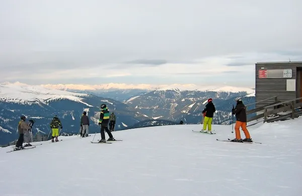 Na smučišču Turracherhöhe na avstrijskem Štajerskem se je 
v soboto smrtno ponesrečil 39-letni slovenski smučar. Fotografija je simbolična.