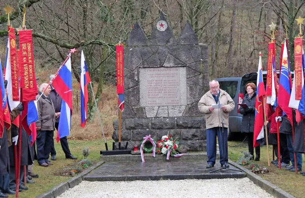 Slavnostni govornik Milan Gorjanc je na včerajšnji slovesnosti v Dovcah izrekel nekaj kritičnih misli na račun 
aktualne politike.