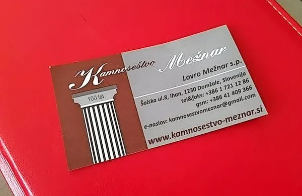 V želji po novih strankah zaposlenih v kamnoseštvu Mežnar 
niso ustavila niti pokopališka vrata.