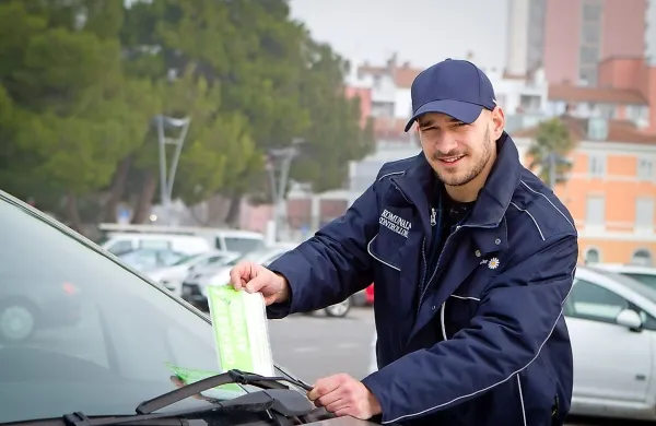 Komunalni nadzorniki z izvajanjem odloka pričenjajo danes, 
pri čemer bodo v prvem tednu uporabnike parkirišč zgolj 
obveščali o novostih, ki se obetajo.
