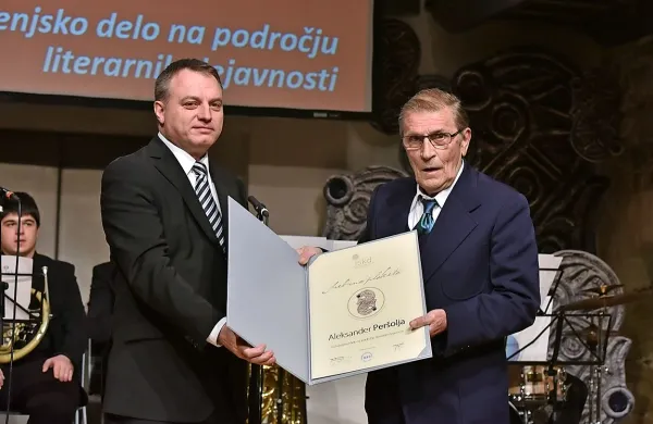   Za življenjsko delo na področju literarnih dejavnosti je Aleksander Peršolja (desno) pred dnevi 
prejel srebrno plaketo javnega sklada  za kulturne dejavnosti. Izročil mu jo je direktor sklada  
Igor Teršar.