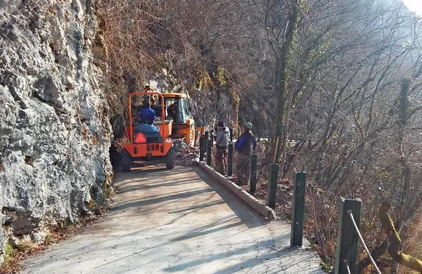 Kamenje, ki je padlo na cesto, so sproti odvažali. 
