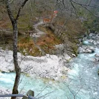 Nad sotočjem Tolminke in Zadlaščice bo z namestitvijo 
stopnic sprehod  varnejši. 