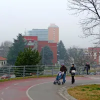 Inštitut za javno zdravje je že pred dnevi izdal opozorilo, da ni  
modro iti na sprehod  v zaprašenem ozračju. 