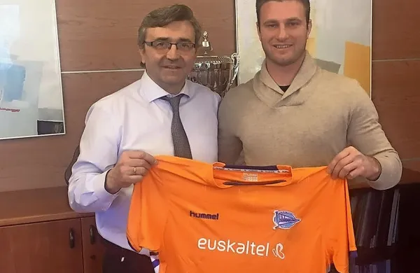 Saša Kolman (desno) z dresom Alavesa