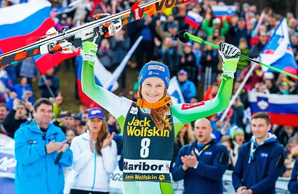 Ana Drev slavi drugo mesto v veleslalomu.
