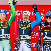 Najboljše “lisičke” leta 2016: (z leve) druga Ana Drev, 
zmagovalka Viktoria Rebensburg in tretjeuvrščena Tina Weirather.