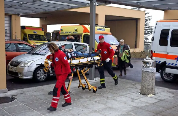 V izolsko bolnišnico so  poškodovane z avtocestne nesreče 
vozile reševalne ekipe sežanskega, postojnskega, ilirskobistriškega in izolskega zdravstvenega doma. 