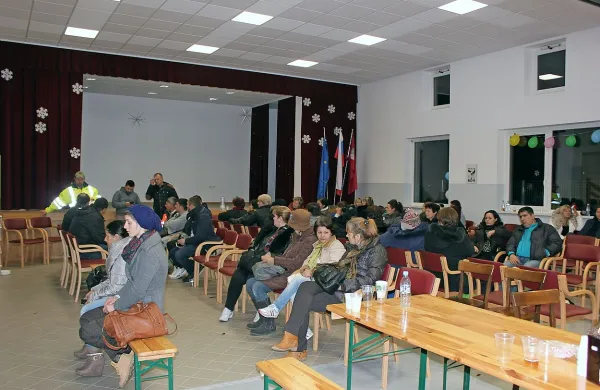Postojnski štab civilne zaščite je v sodelovanju z drugimi 
službami hitro poskrbel za pomoč nepoškodovanim, ki so jih 
gasilci pripeljali v gasilski dom na Razdrtem.