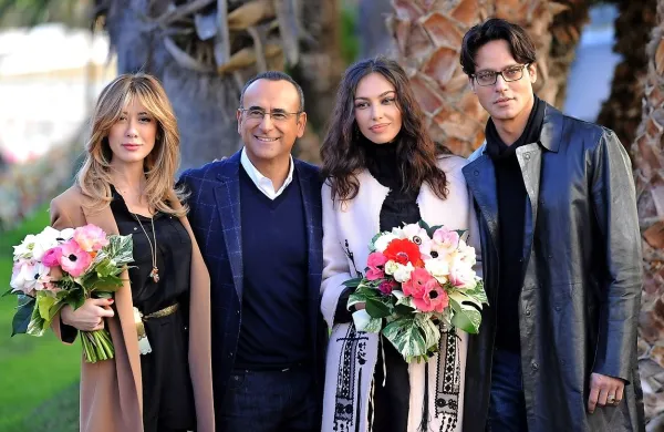 Voditelju festivala v Saremu naj bi ob Carlu Contiju (drugi z 
leve)  na odru pomagali komičarka Virginia Raffaele (levo), 
romunska igralka Madalina Ghenea in priljubljeni igralec 
televizijskih nadaljevank Gabriel Garko (desno), ki pa je 
trenutno v šoku.