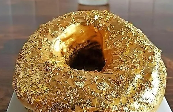 Krof je polnjen   s kremo iz šampanjca, posut pa je z zlatimi 
mrvicami. Cena? 100 dolarjev.