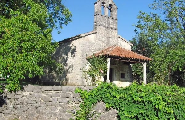 Gotska cerkvica sv. Tomaža v Famljah je eden od številnih 
biserov kulturne dediščine na območju med Snežnikom in 
Divačo, njene freske iz prve polovice 15. stoletja so del zbirke 
najpomembnejših slovenskih fresk.  