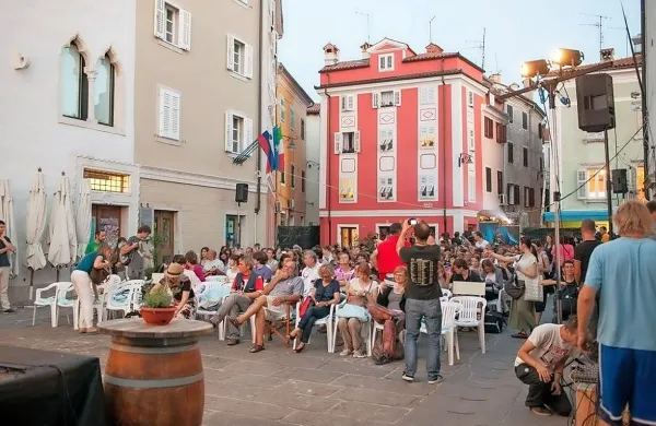 Projekcija filma na festivalu Kino Otok na Manziolijevem trgu 
v Izoli.