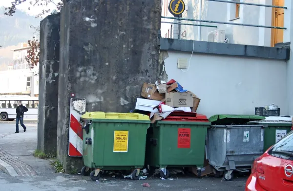 V občinah Idrija in Cerkno so se zavezali, da bodo odpadke 
30 let odlagali v Ljubljani. Svetnike je zadovoljilo pojasnilo, da 
dviga cen ne gre pričakovati. 