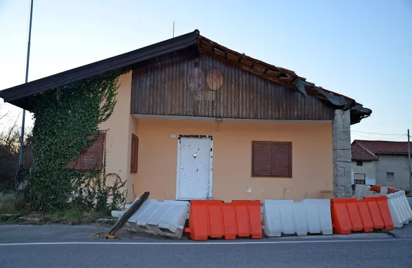  Propadajoča stavba kvari pogled na Miren, poudarjajo v 
krajevni skupnosti. 