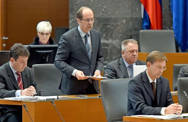 Poslanska skupina ZL je pripravila interpelacijo o delu in 
odgovornosti ministra za finance Dušana Mramorja, v podpis 
jo bo poslala še drugim poslanskim skupinam.