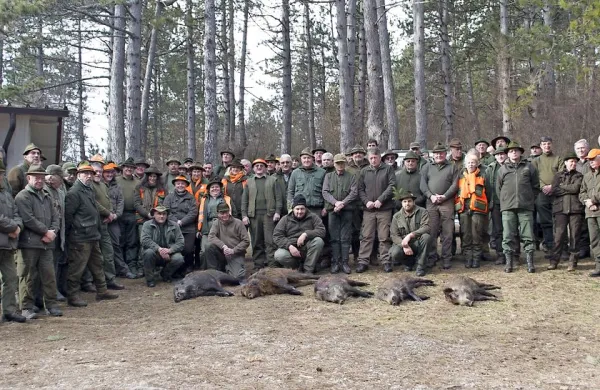 Lovci kraško-brkinskih lovskih družin so se združili v zvezo, ki 
jim nudi podporo pri njihovih dejavnostih. Da bi se bolje 
spoznali, so se ob skupnem pogonu na divje prašiče pred 
dnevi družili  v Obrovem in okolici. 