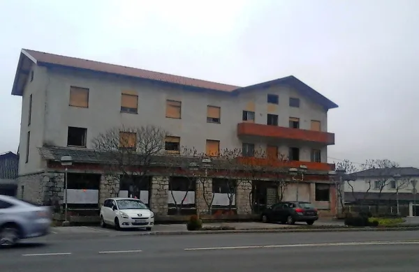 Ilirskobistriški hotel Turist so včeraj nameravali prodati na dražbi, a jo je sodišče zadnjih hip 
preklicalo.